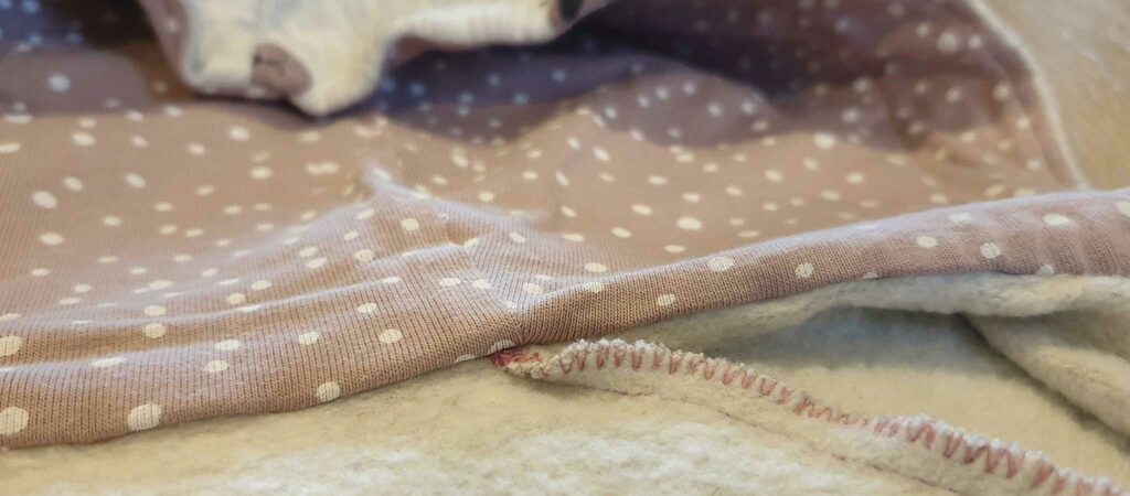Sweat à capuche Charlie - 4 ans - Détail des coutures de la capuche